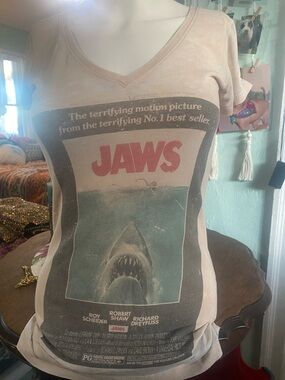 Vintage-Inspired Jaws Graphic V-Neck Short Sleeve Tee - Beige